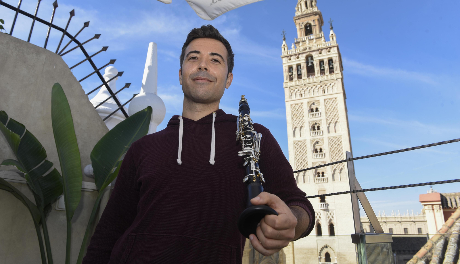El clarinetista Pablo Barragán, este miércoles en la azotea de un céntrico hotel de Sevilla, con la Giralda al fondo.