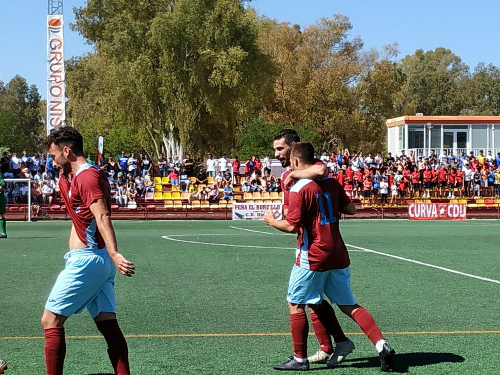 Los jugadores del Arcos celebran el primero de sus dos goles en Utrera.