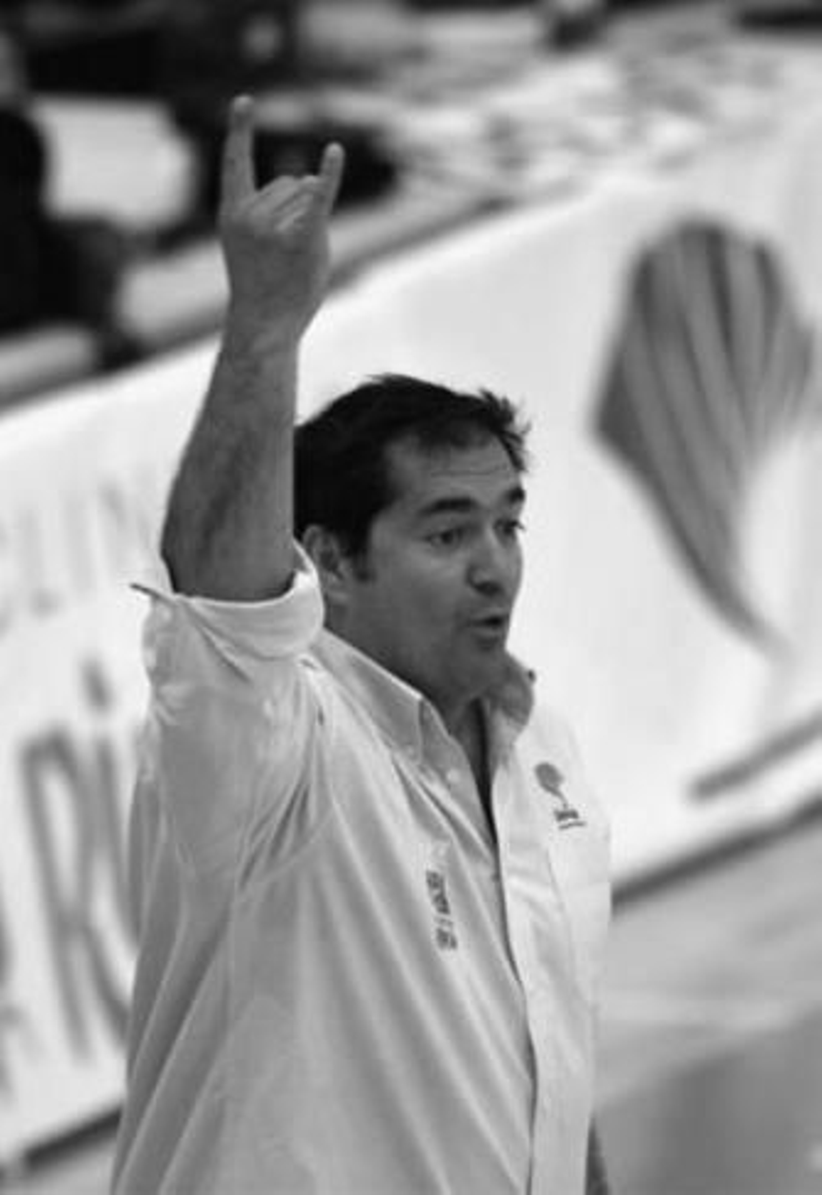 Paco Aurioles marca jugada durante un partido.