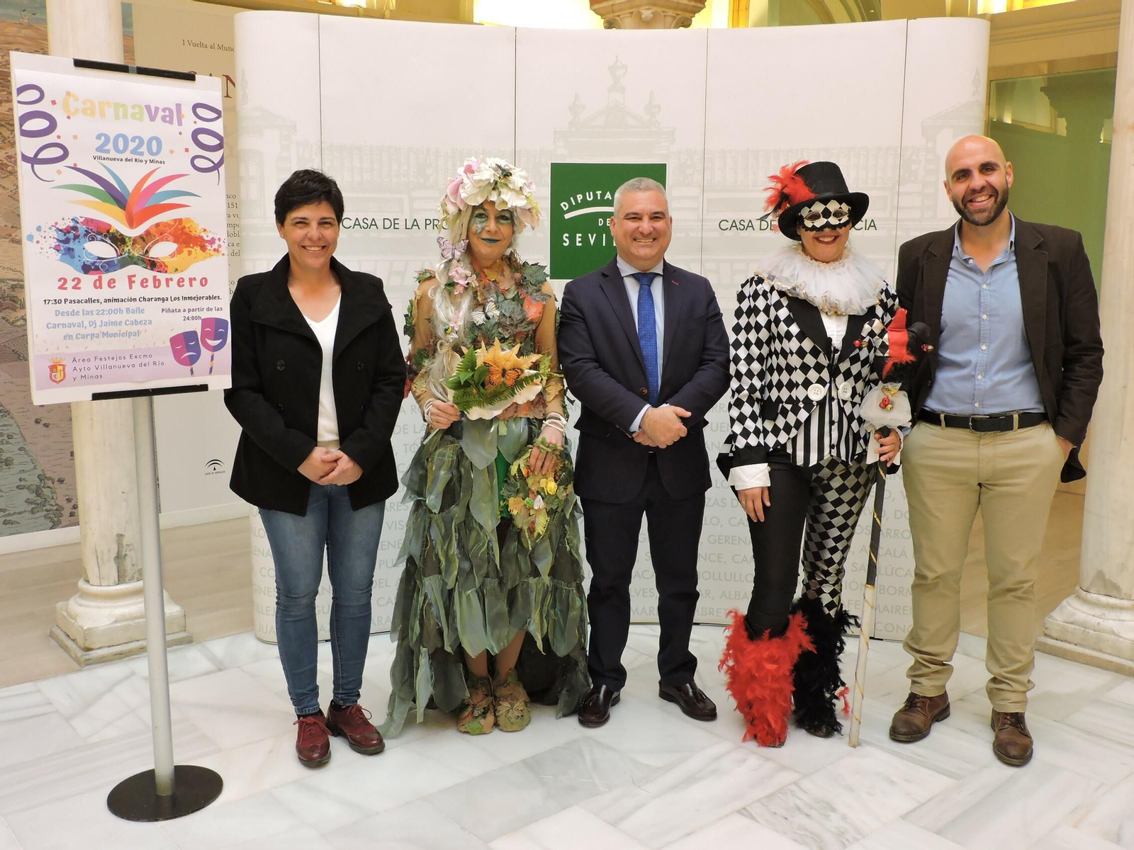 El alcalde acompañado por dos vecinas caracterizadas para el Carnaval