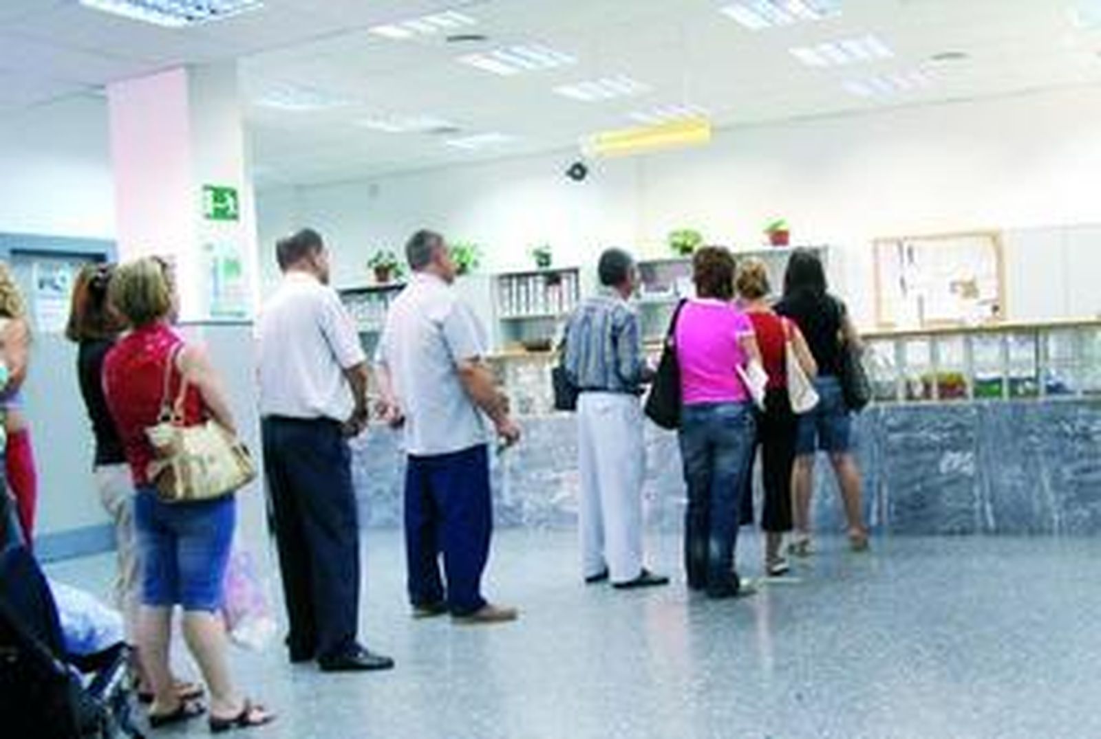 Usuarios hacen cola en el centro de salud de Portada Alta, en la capital.