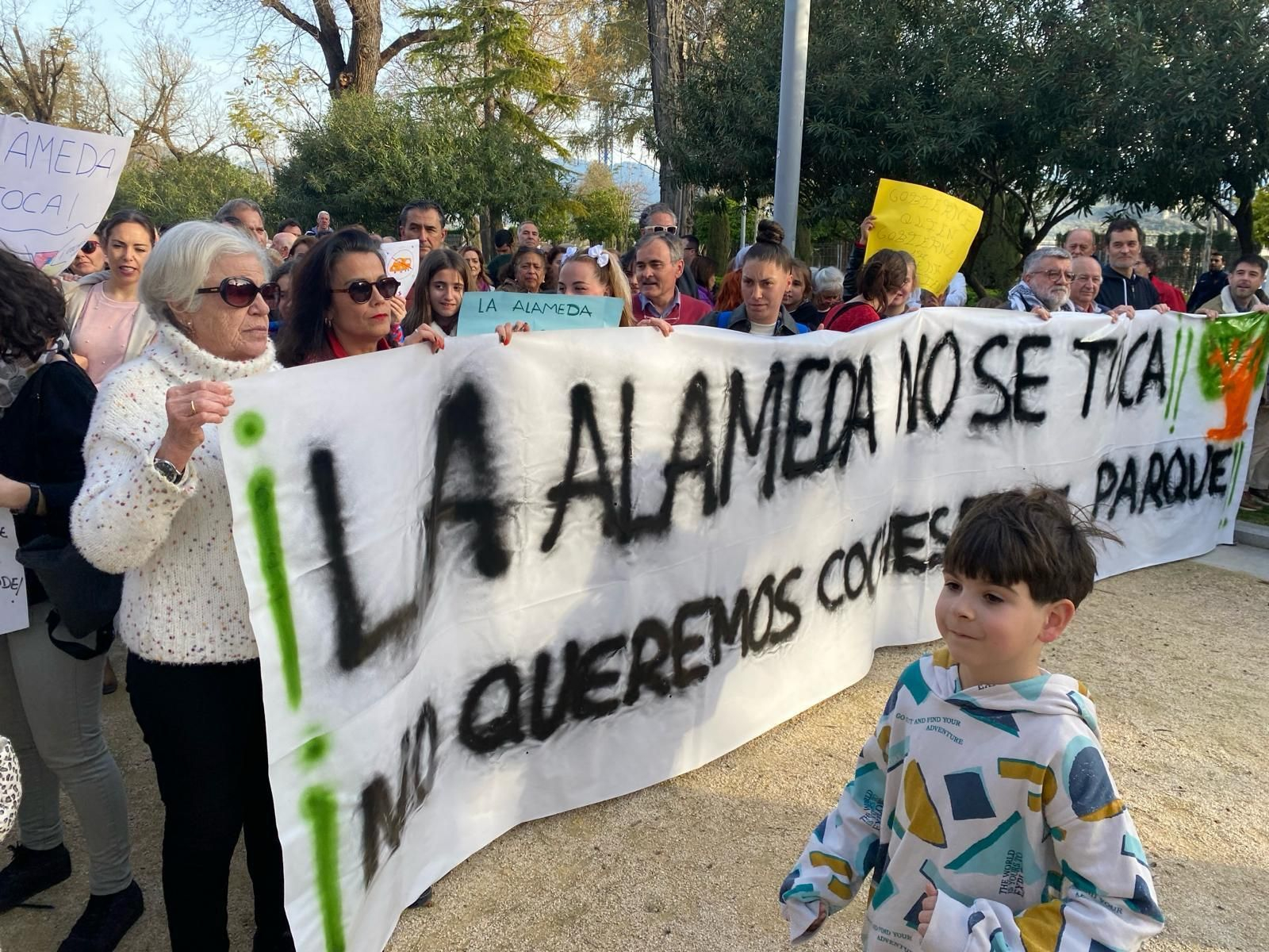 Manifestación en La Alameda contra el paso de ambulancias