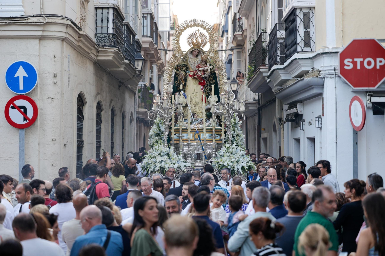 La Virgen de los Desamparados procesiona por Cádiz La Virgen de los Desamparados procesiona por Cádiz