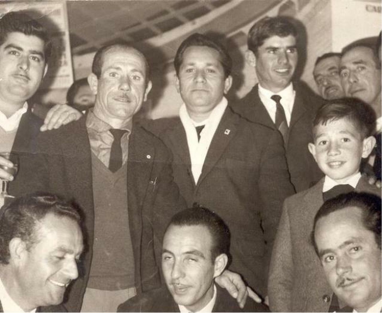 Joselito Fernández, en el centro, junto a un grupo de amigos
