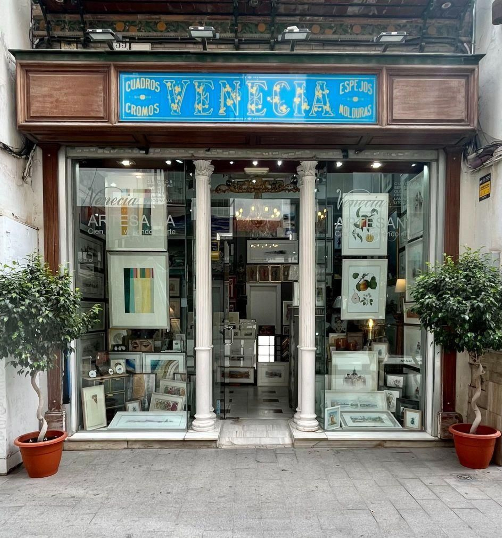 Fachada del negocio Cuadros Venecia.