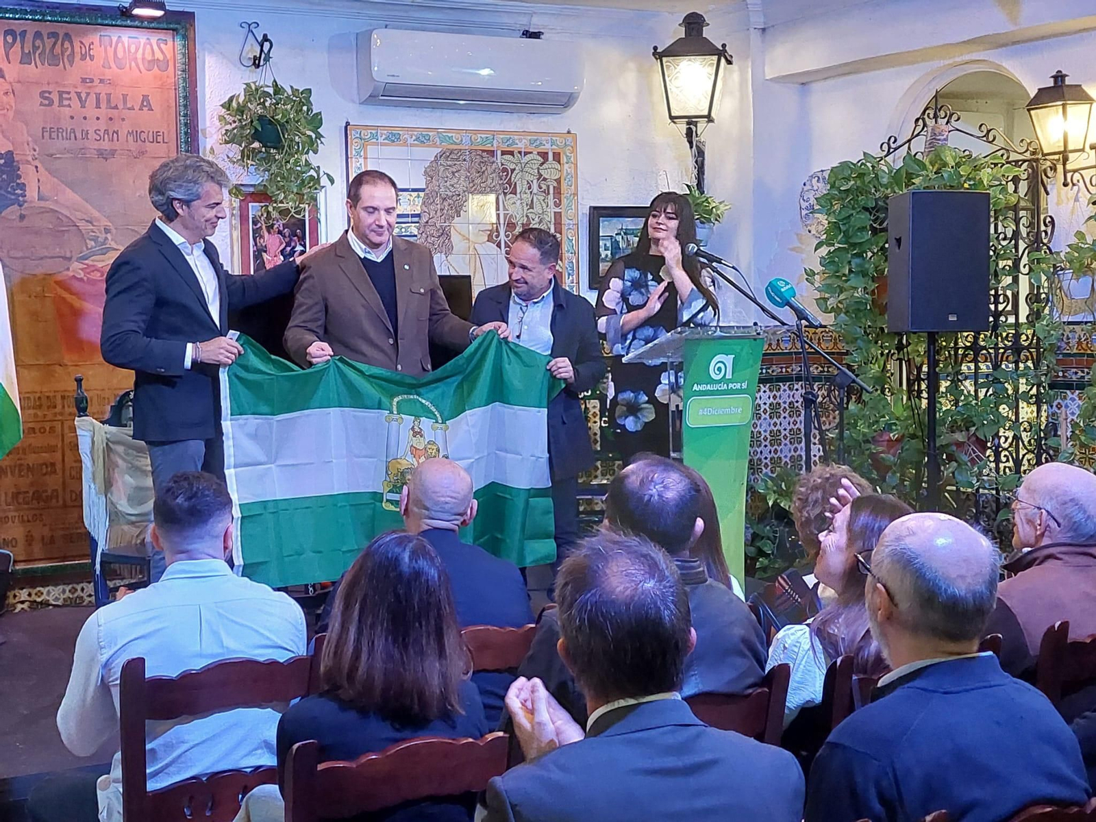 La enterga de Banderas de Andalucía de AxSí San Fernando por el 4D, en imágenes