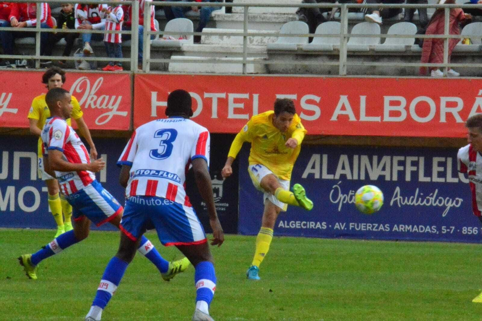 Instante en el que Manolo Nieto conecta el derechazo que valió a su equipo el empate en Algeciras. Instante en el que Manolo Nieto conecta el derechazo que valió a su equipo el empate en Algeciras.