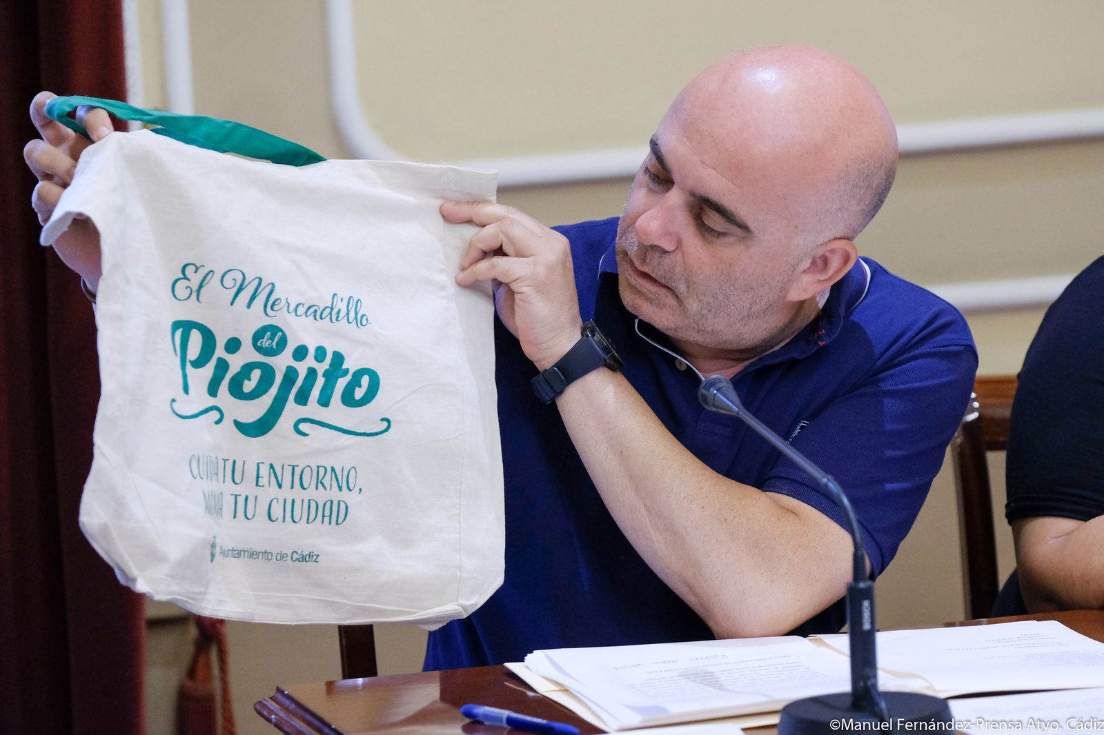 David Navarro muestra una de las bolsas reutilizables.