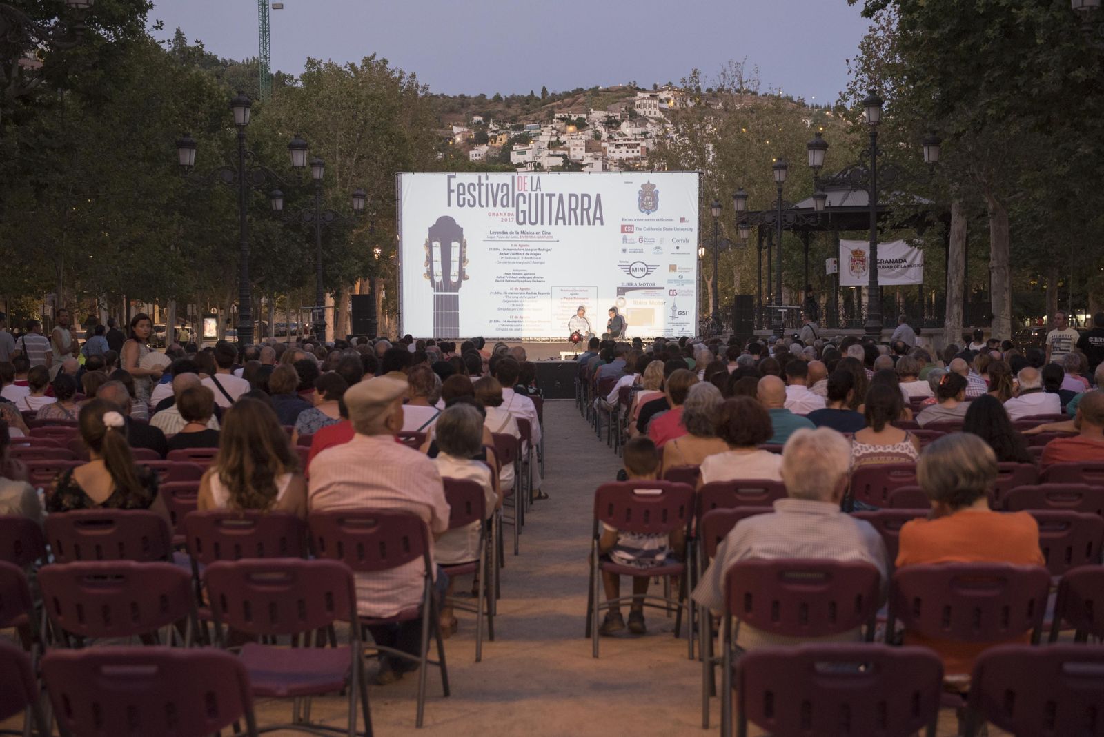 Imagen de la entrevista realizada anoche al guitarrista Romero.