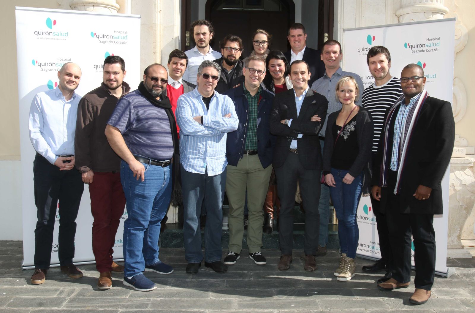 Cirujanos de diversos países, en la foto de grupo de la clausura de la segunda edición de esta actividad.