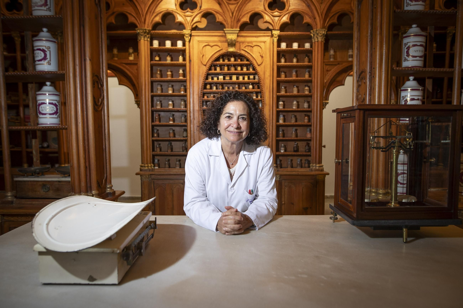Pilar Aranda, en la Farmacia María Dolores Ros Bielsa que se encuentra en la Facultad de Farmacia de Granada. Pilar Aranda, en la Farmacia María Dolores Ros Bielsa que se encuentra en la Facultad de Farmacia de Granada.