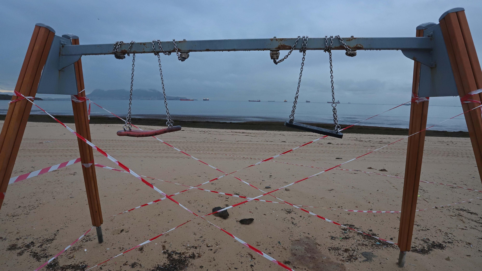 El alga invasora cubre de nuevo la playa de Getares