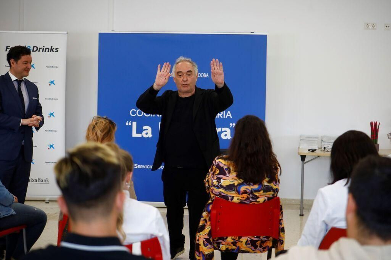 Ferrán Adrià da una charla en la inauguración en La Foggara de Las Palmeras. Ferrán Adrià da una charla en la inauguración en La Foggara de Las Palmeras.