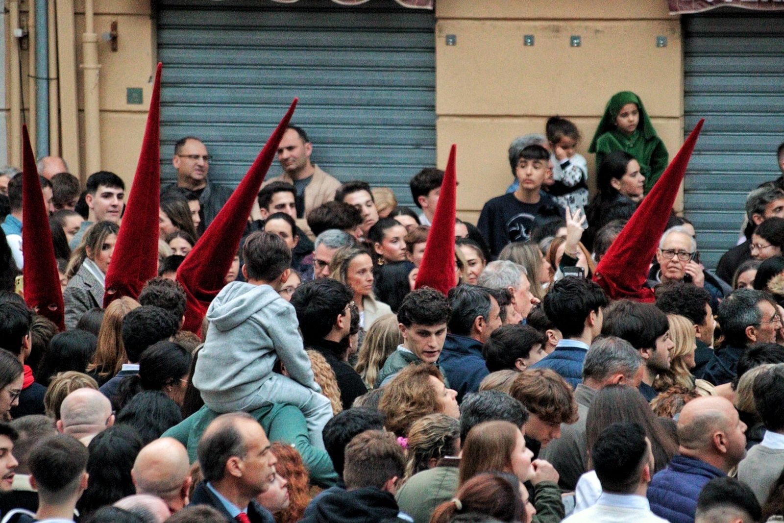 Estudiantes en el Lunes Santo en Málaga, en fotos