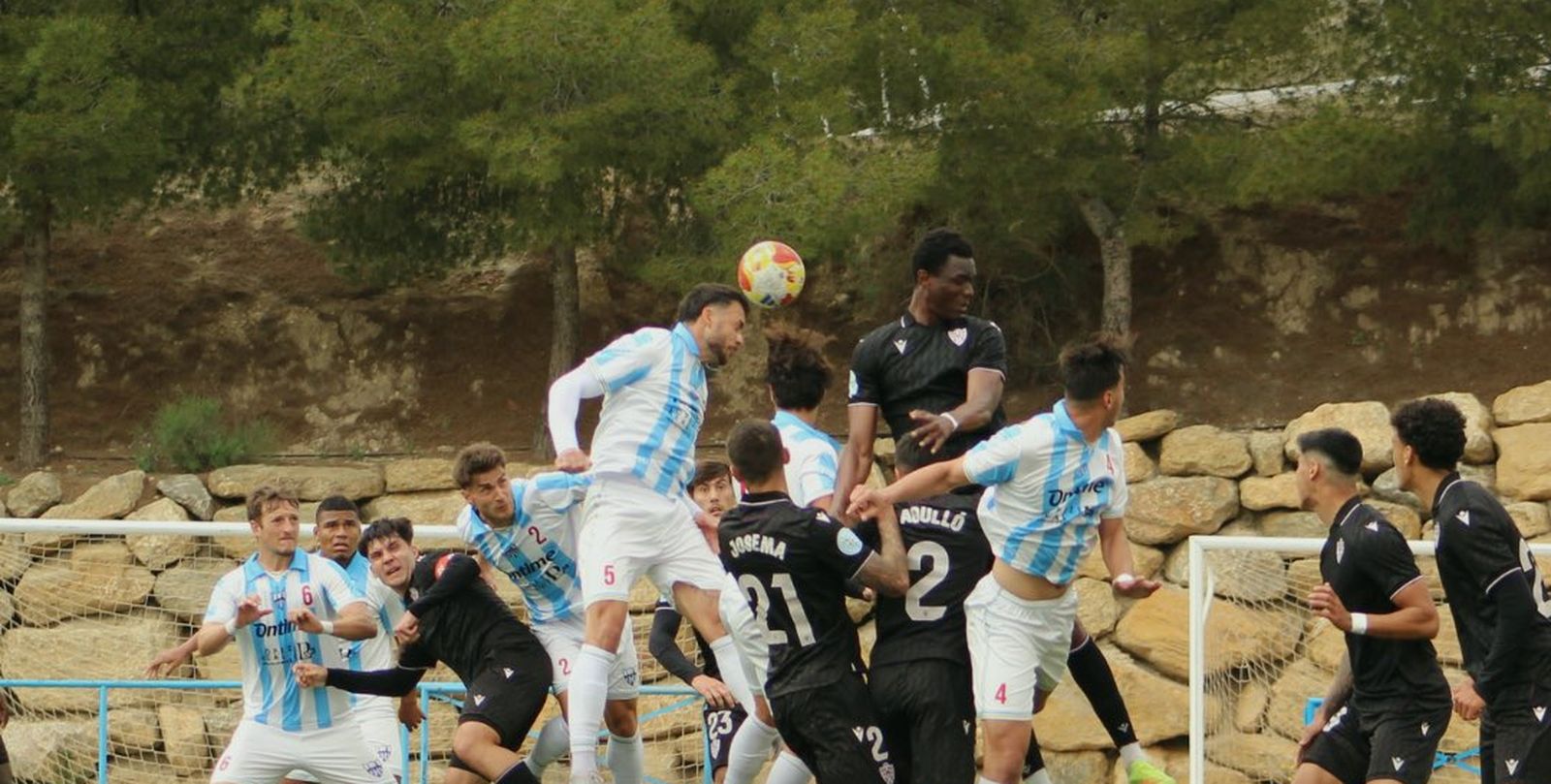 El local Diego Ruiz remata de cabeza una acción a balón parado durante una jugada del encuentro.