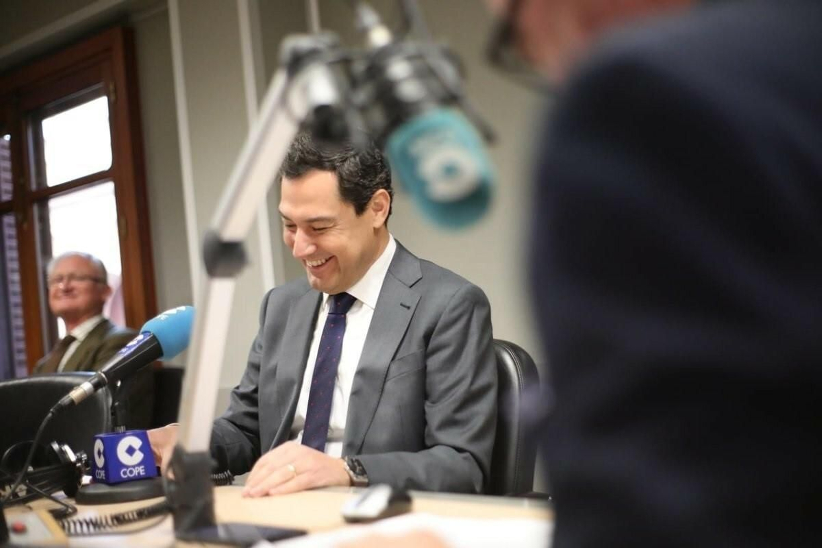 Juanma Moreno, durante la entrevista en la Cope. Juanma Moreno, durante la entrevista en la Cope.
