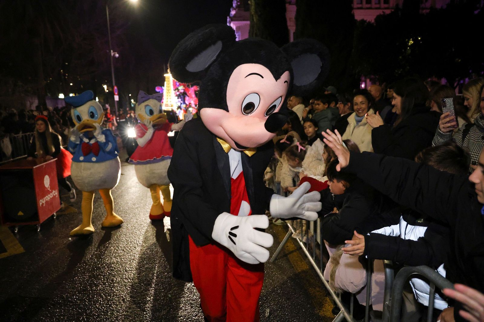 Los Reyes Magos llenan Málaga de ilusión tras la lluvia