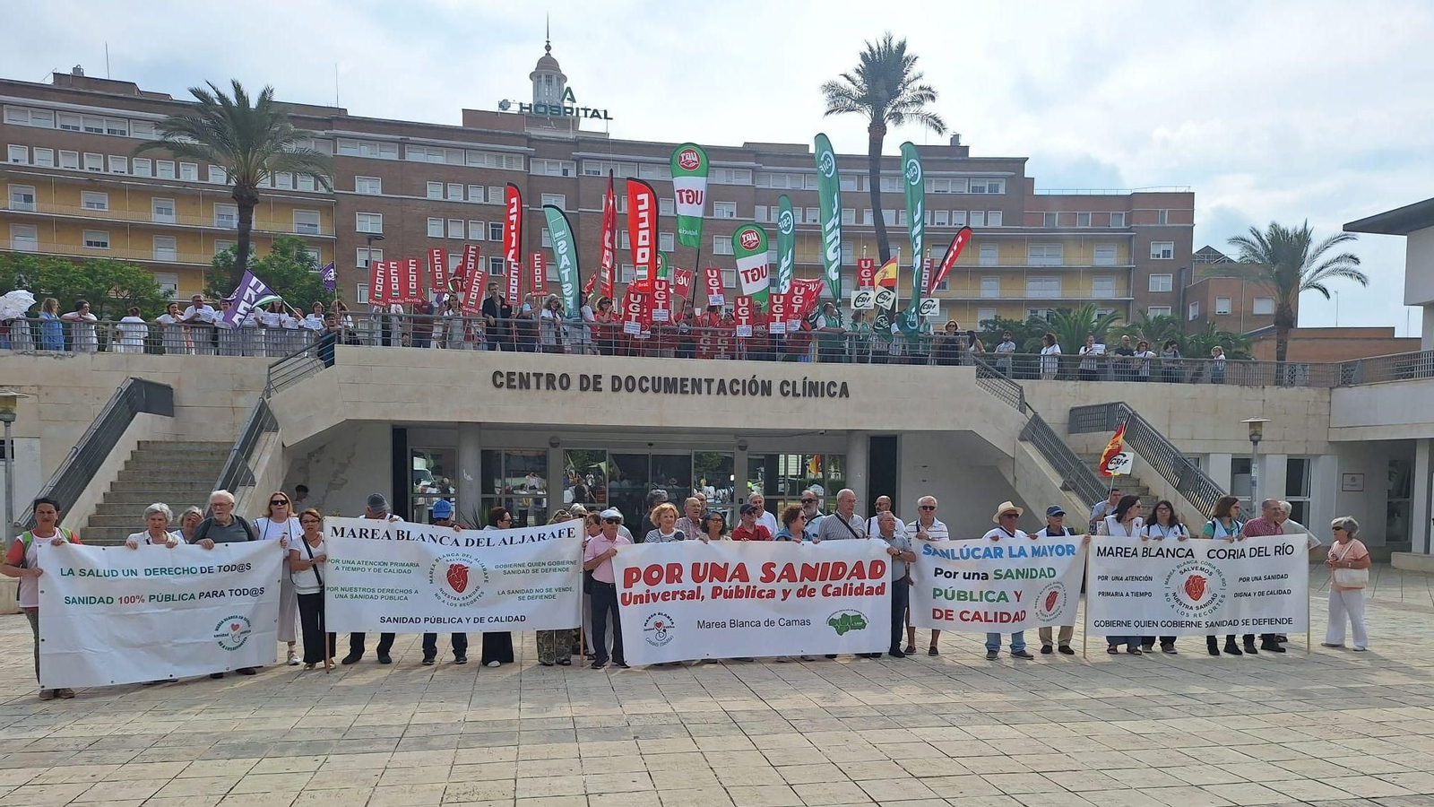 Protesta en la puerta principal del Hospital General del Hospital Virgen del Rocío en Sevilla