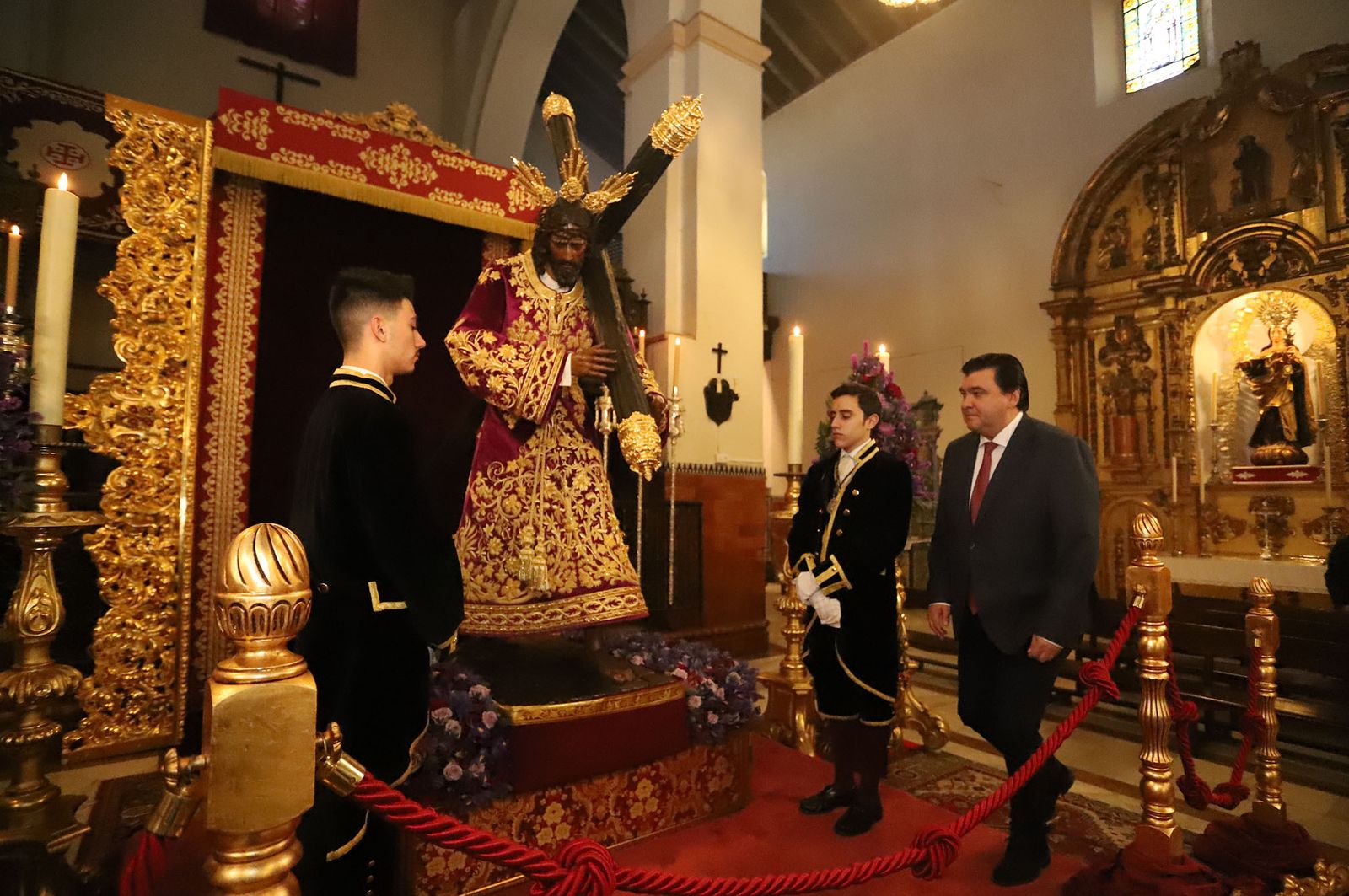 Imágenes de la bendición la la nueva túnica del Señor de Pasión y posterior besamanos