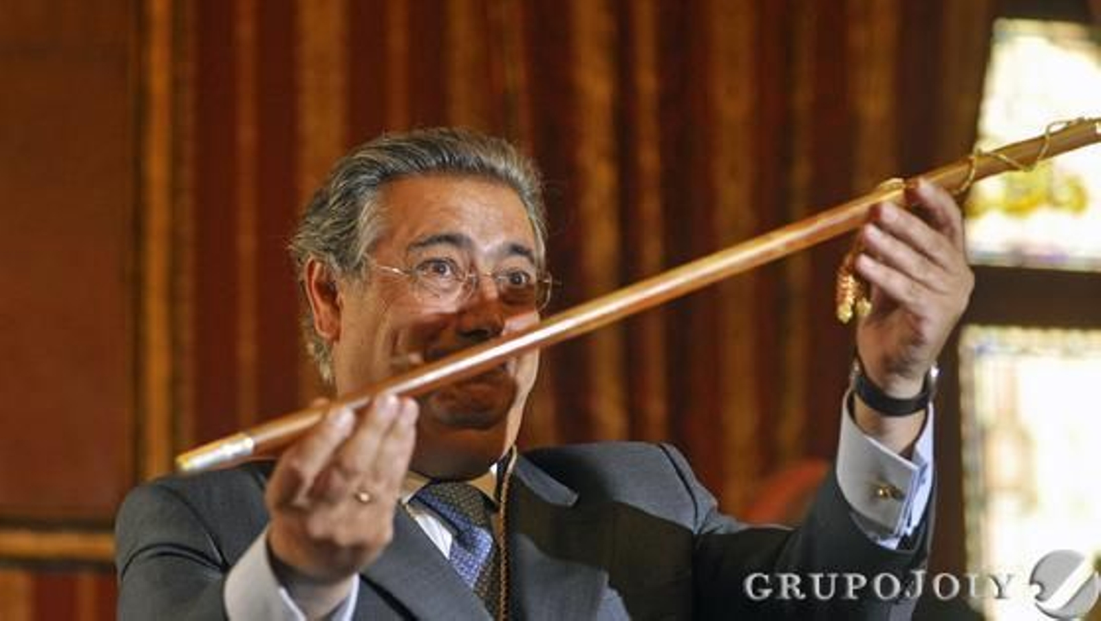 Zoido, con el bastón de mando.

Foto: Antonio Pizarro - Manuel Gómez