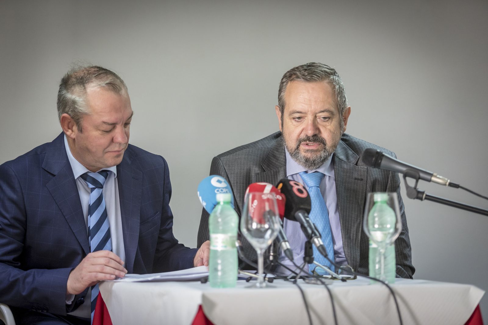Miguel Osuna (derecha) con su abogado, José María Lumbreras, durante la rueda de prensa en la Casa de Córdoba.