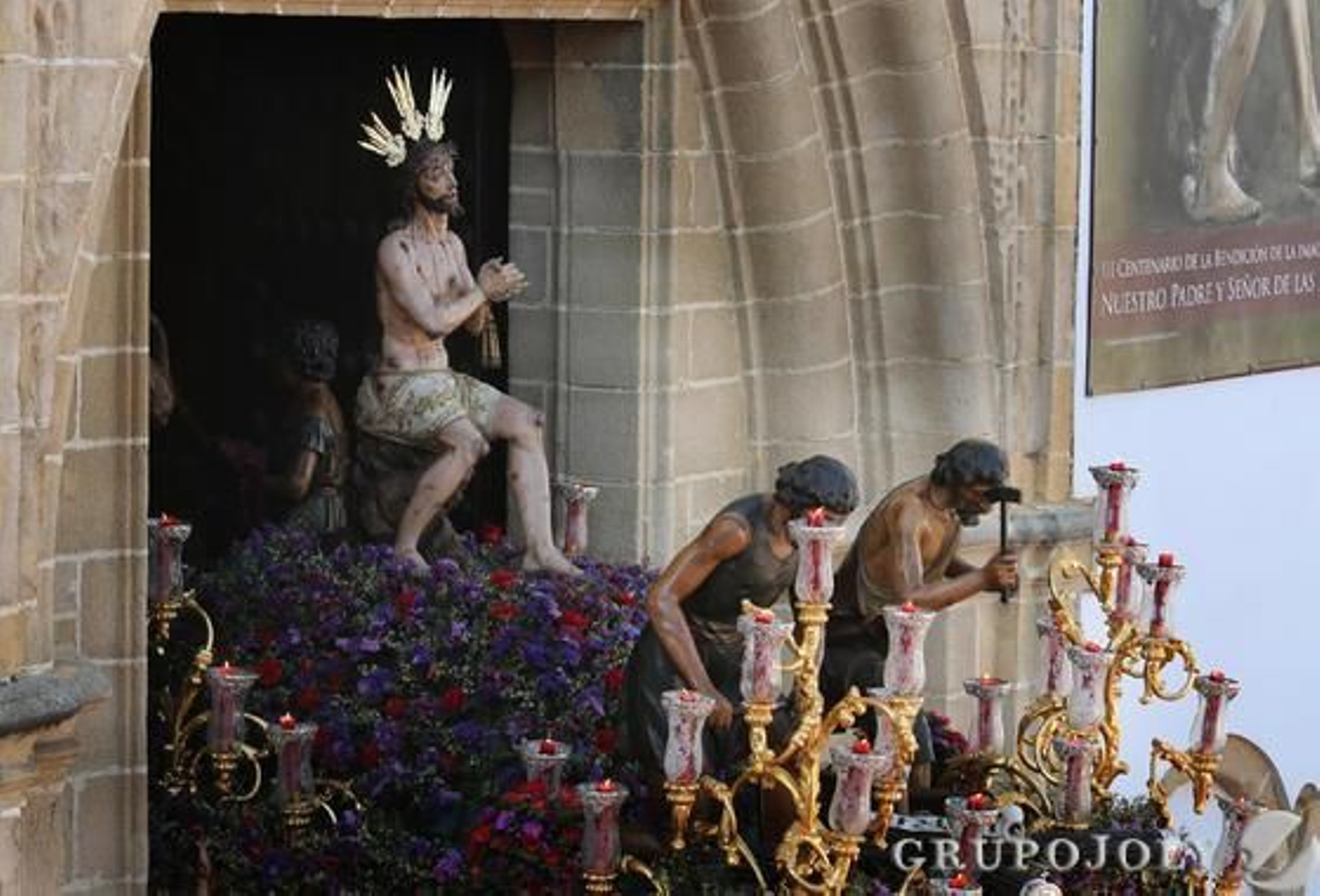 Jesús de las Penas, en el momento que pasa por el dintel de la ajustada puerta de la iglesia de San Mateo.

Foto: Pascual