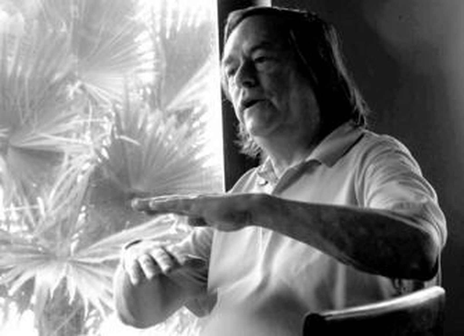 El empresario Robert Van Looy en uno de los bares del Hotel Dos Mares, en Tarifa.