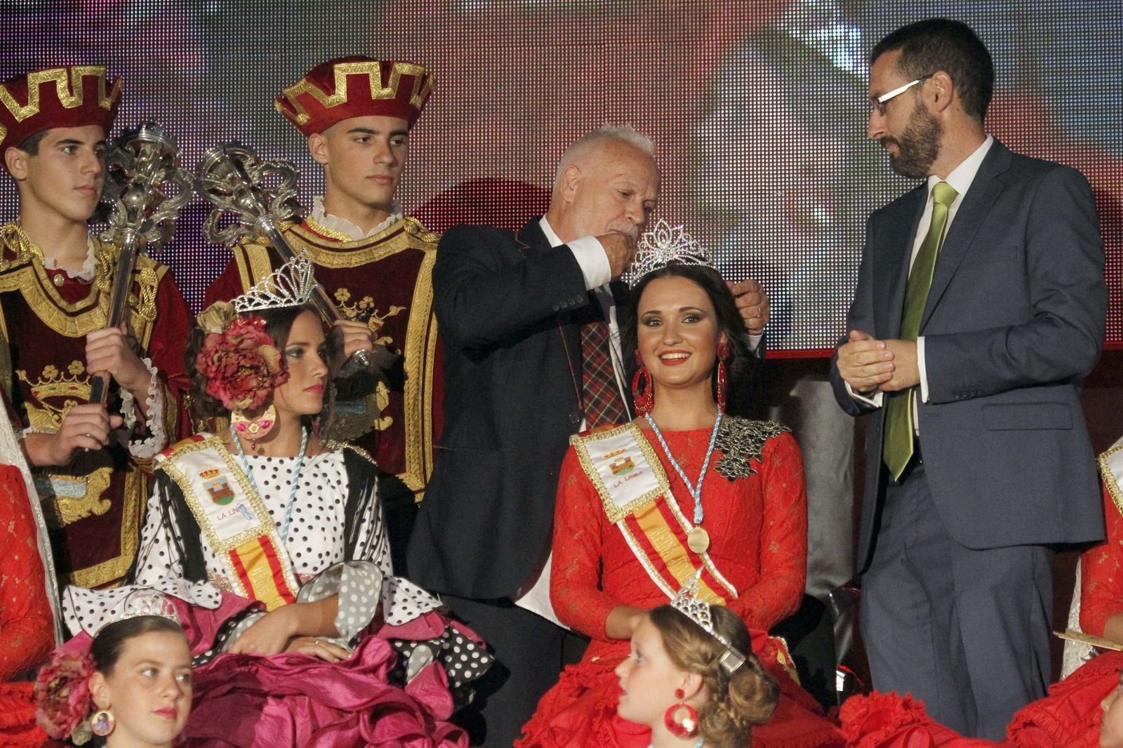El alcalde, Juan Franco, observa la coronación de la reina de 2016, Marta Cortés.