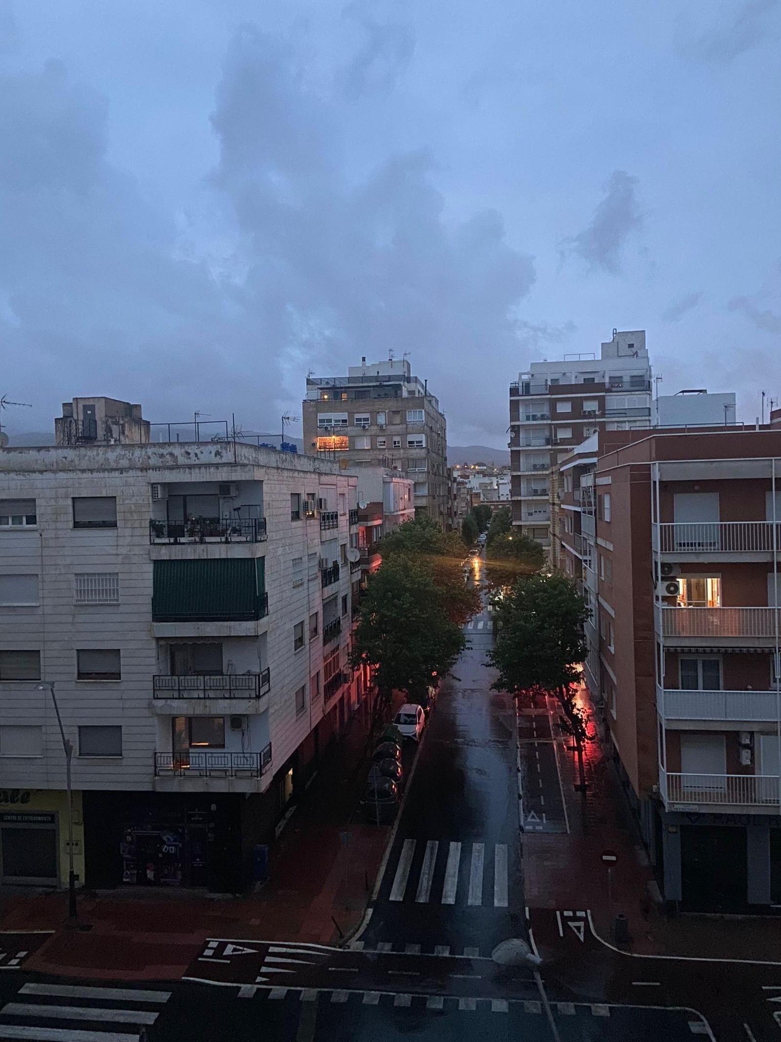 Lluvia en la ciudad de Almería, en una imagen enviada por una lectora.