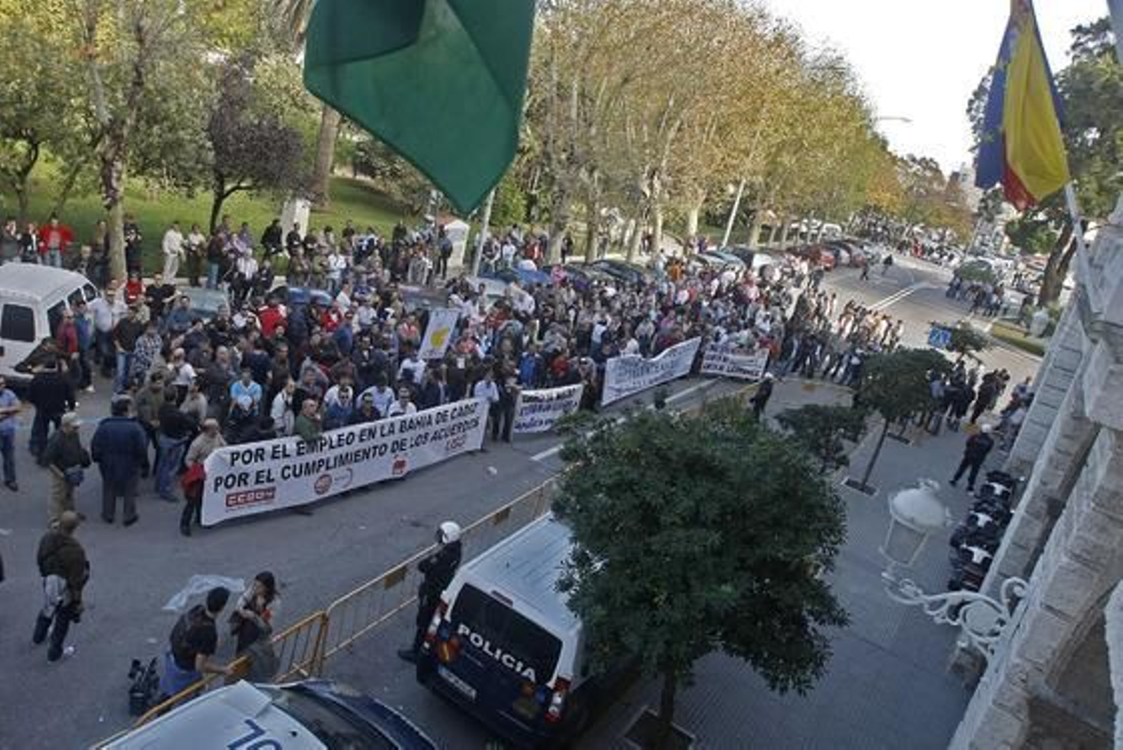 De nuevo los ex trabajadores de Delphi se han manifestado por las calles de la capital para reclamar "una vez más" que la Junta de Andalucía resuelva su problema "tras tres años" desde que se cerró la factoría de Puerto Real. Foto: Jose Braza De nuevo los ex trabajadores de Delphi se han manifestado por las calles de la capital para reclamar "una vez más" que la Junta de Andalucía resuelva su problema "tras tres años" desde que se cerró la factoría de Puerto Real.
Foto: Jose Braza
