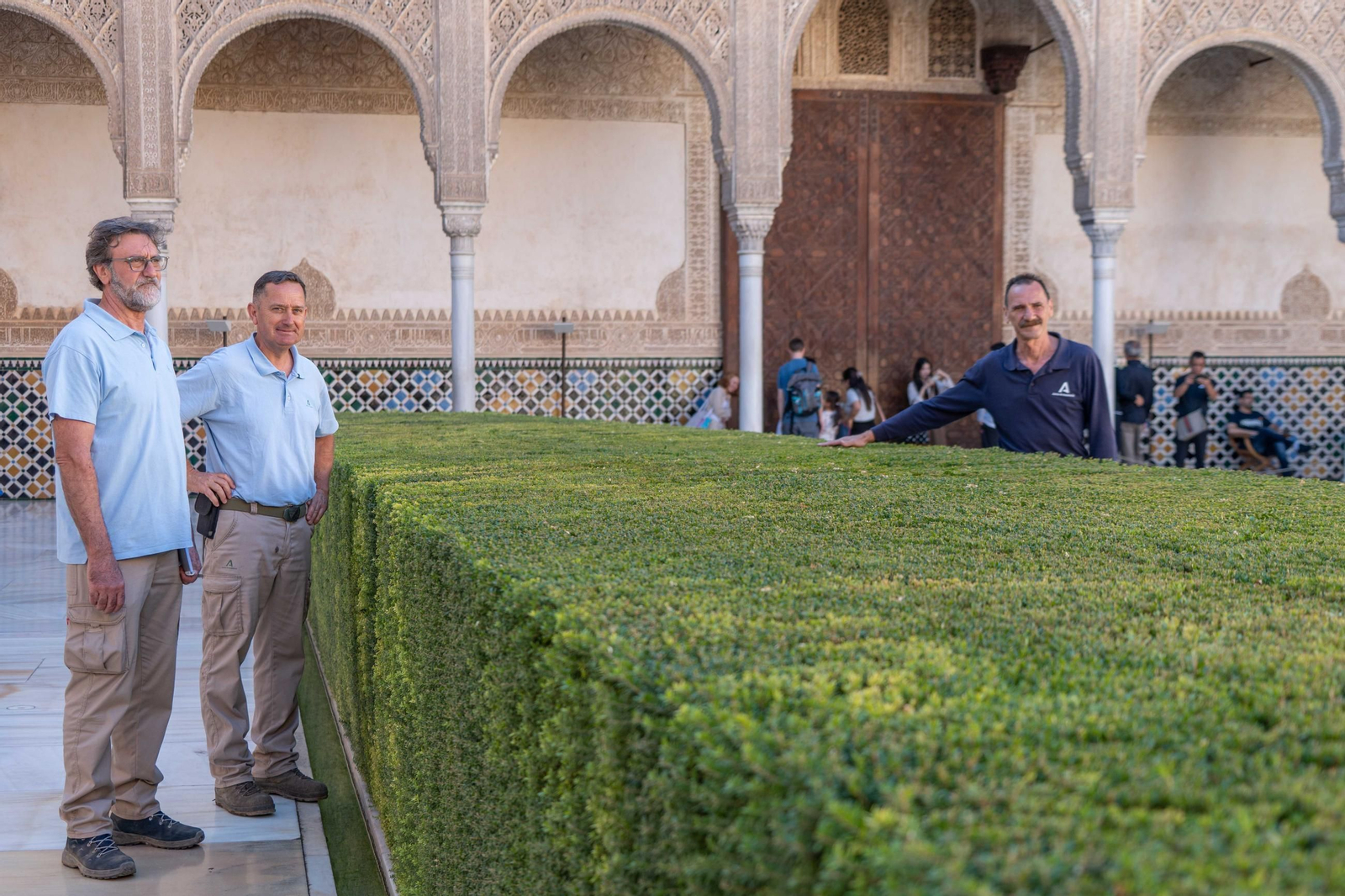 Gabriel López, José Antonio Rodríguez y Manuel Triviño, junto al seto de arrayán en el Patio de Comares.