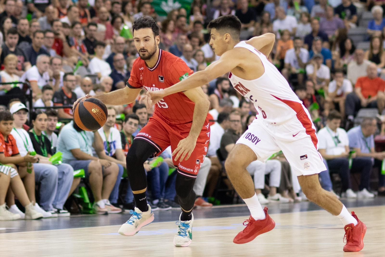 Una defensa del Basquet Girona en el choque de este domingo