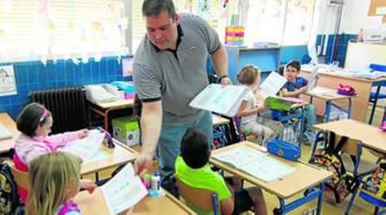 El director del CEIP Alcazaba, José Manuel Arias, en una clase de Primaria.