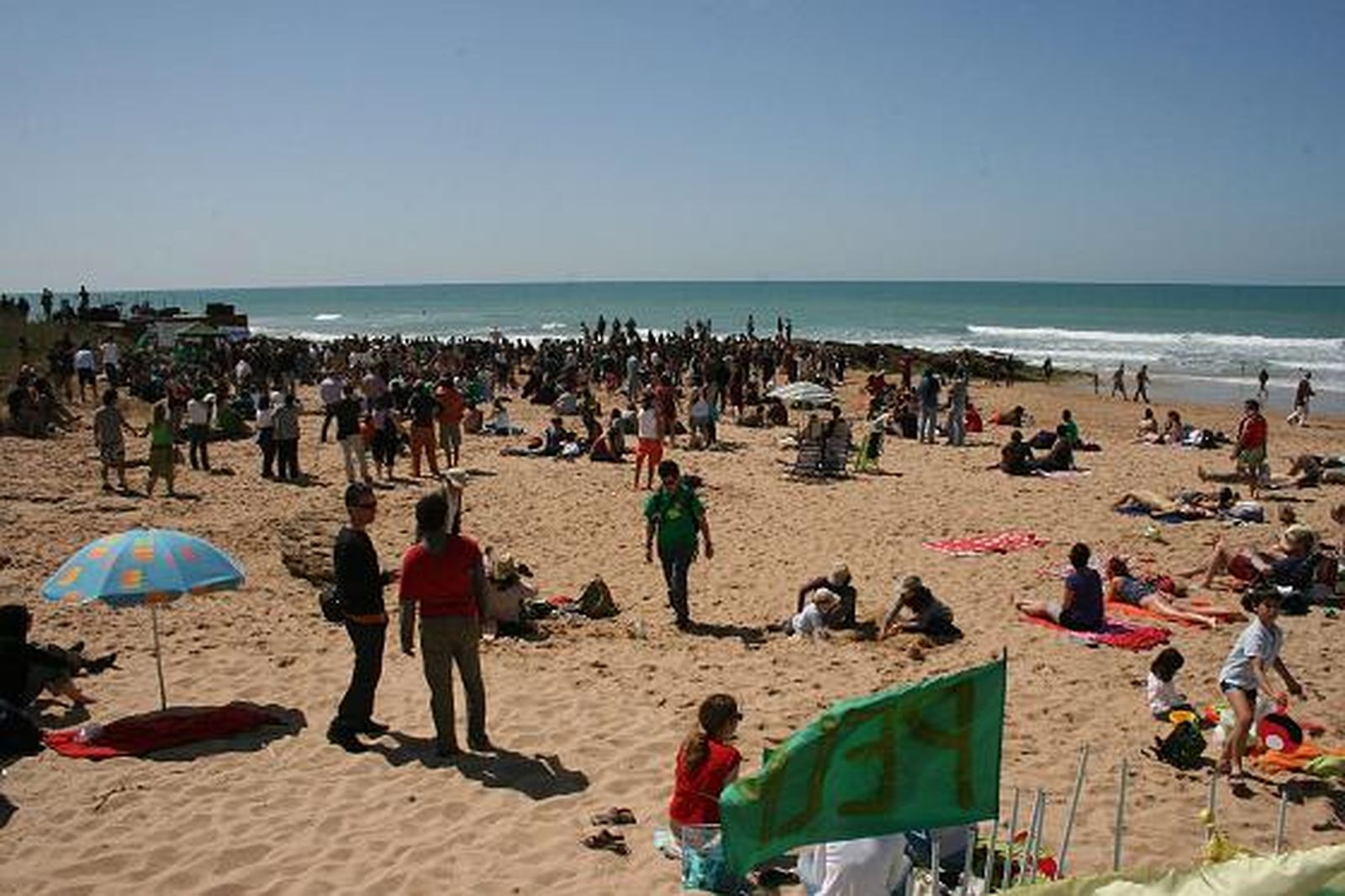Unas 600 personas se concentran para protestar contra el macroproyecto hotelero en El Palmar. 

Foto: Manuel Aragon Pina