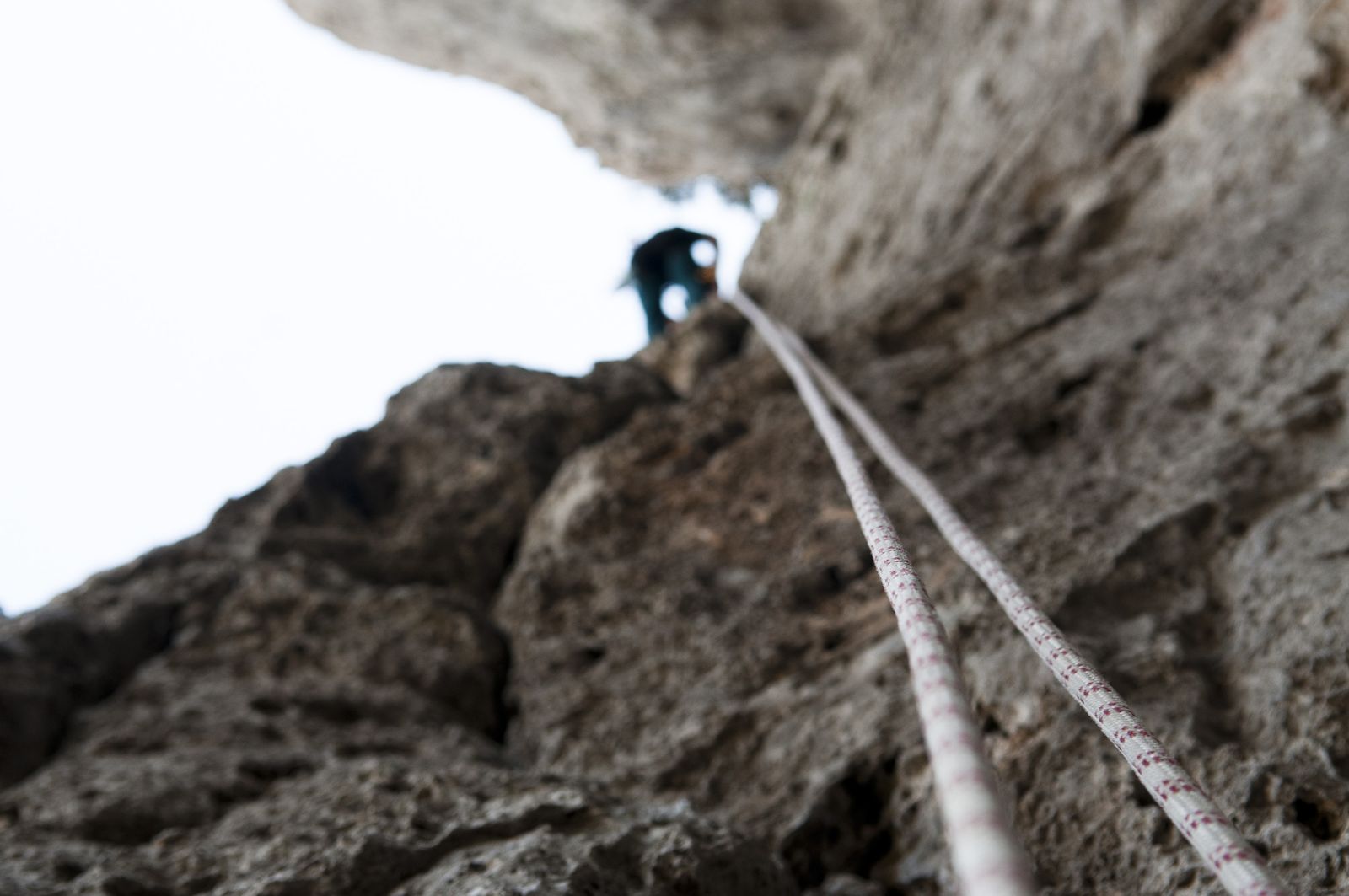 Rescatado un montañero al caer desde el rellano de una montaña en Cogollos de la Vega