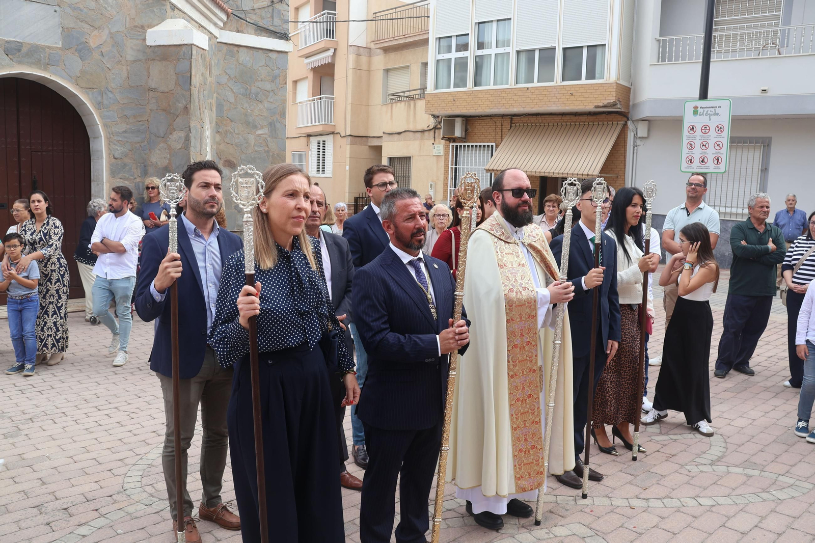 El parroco y concejales del Ayuntamiento de El Ejido durante la procesión.