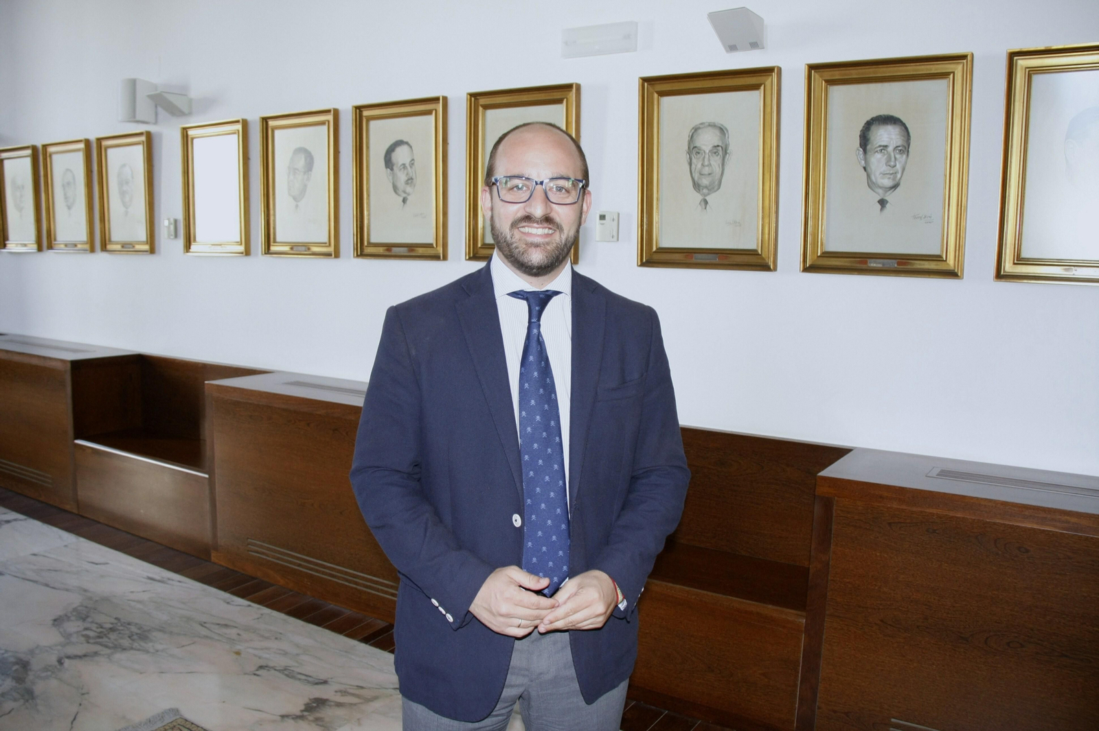 El alcalde de El Puerto, Germán Beardo, en uno de los salones de la planta noble del Ayuntamiento.