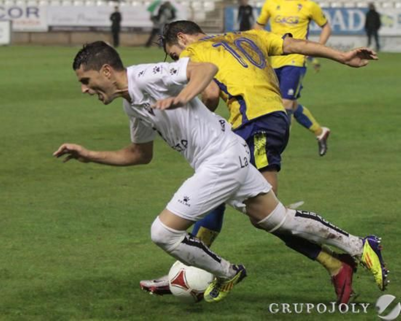 Zurdo cae en la pugna con Nico Varela. 

Foto: LOF