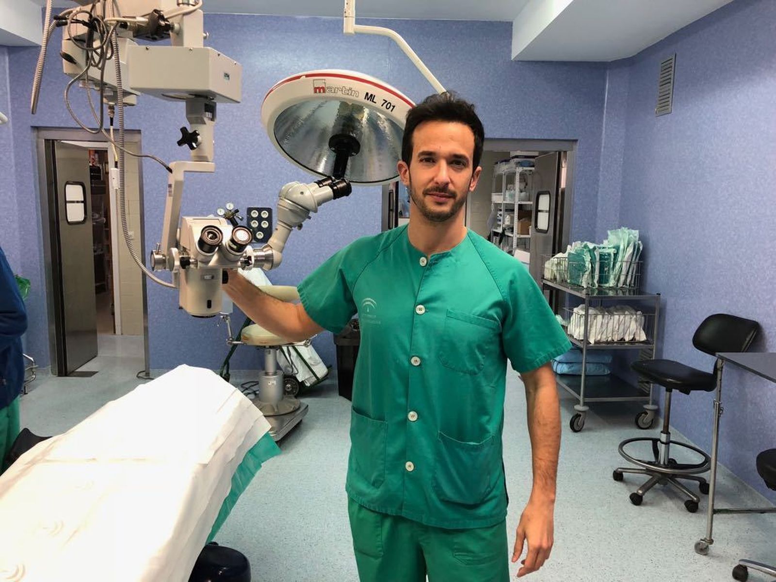 El oftalmólogo Javier García-Montesinos en una de las salas en las que se realizan las intervenciones de córnea.