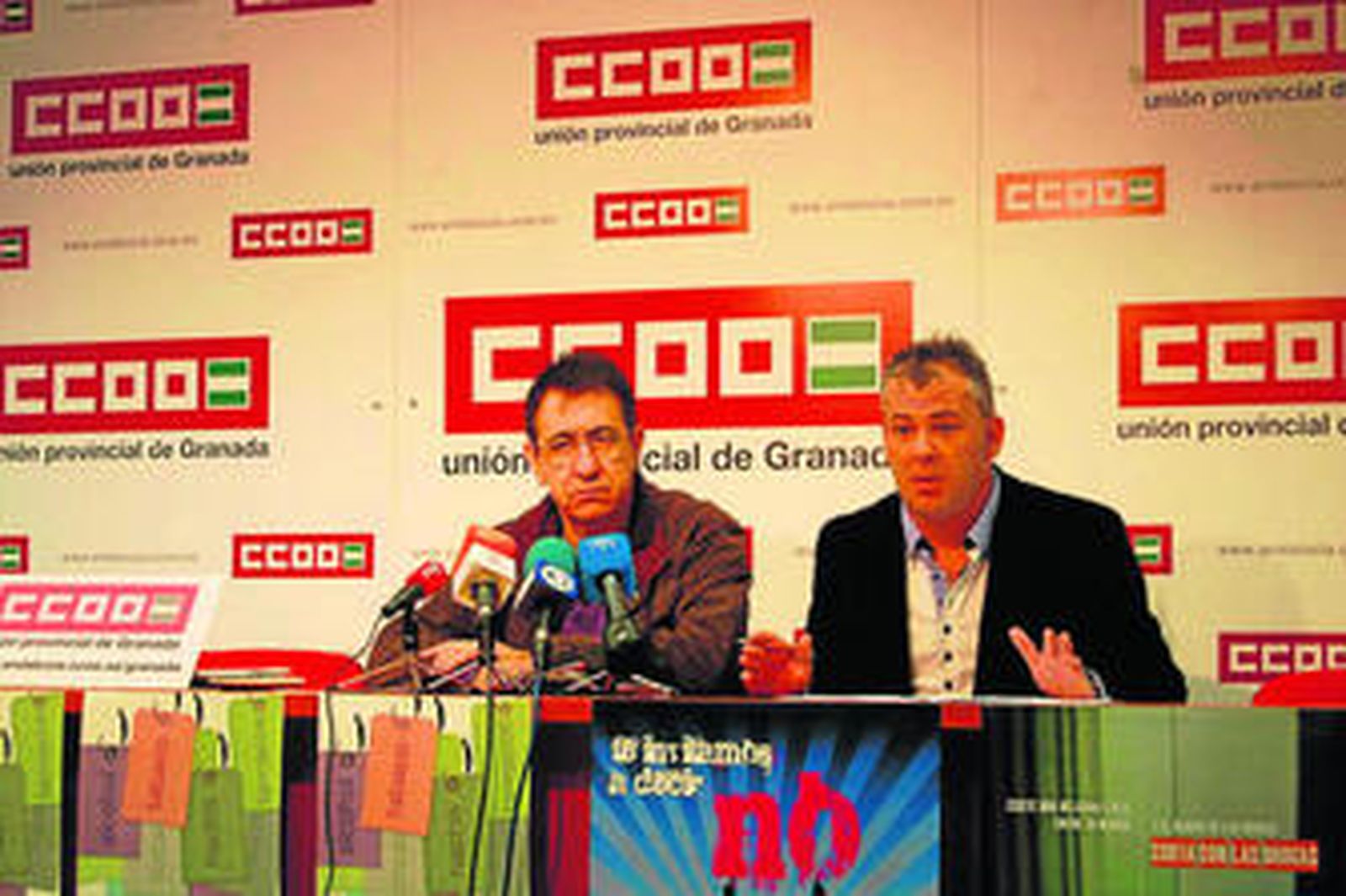 El secretario general de CCOO, Ricardo Flores, y  el secretario general del sindicato de Actividades Diversas de CCOO, José Sánchez.