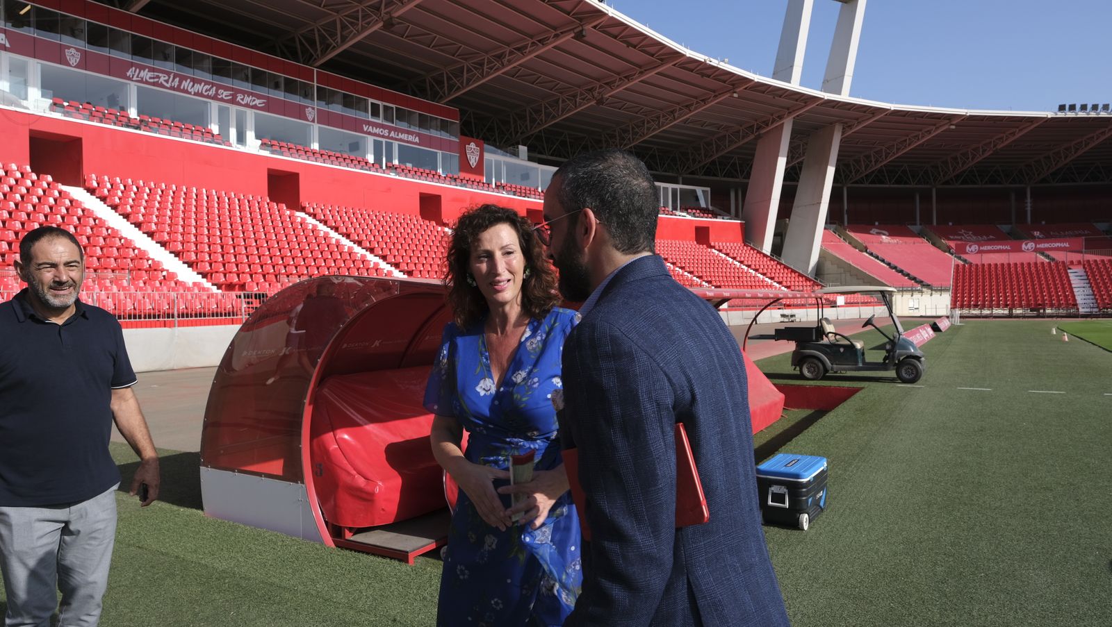 Imágenes de la visita de la Alcaldesa de Almería, María Vázquez, a los jugadores de la U.D. Almería