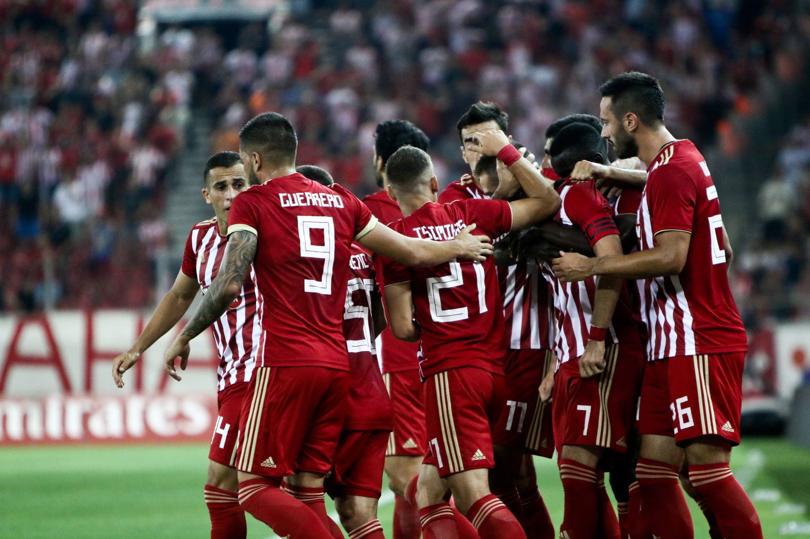 Jugadores del Olympiacos celebran un gol durante la fase previa de la Europa League.