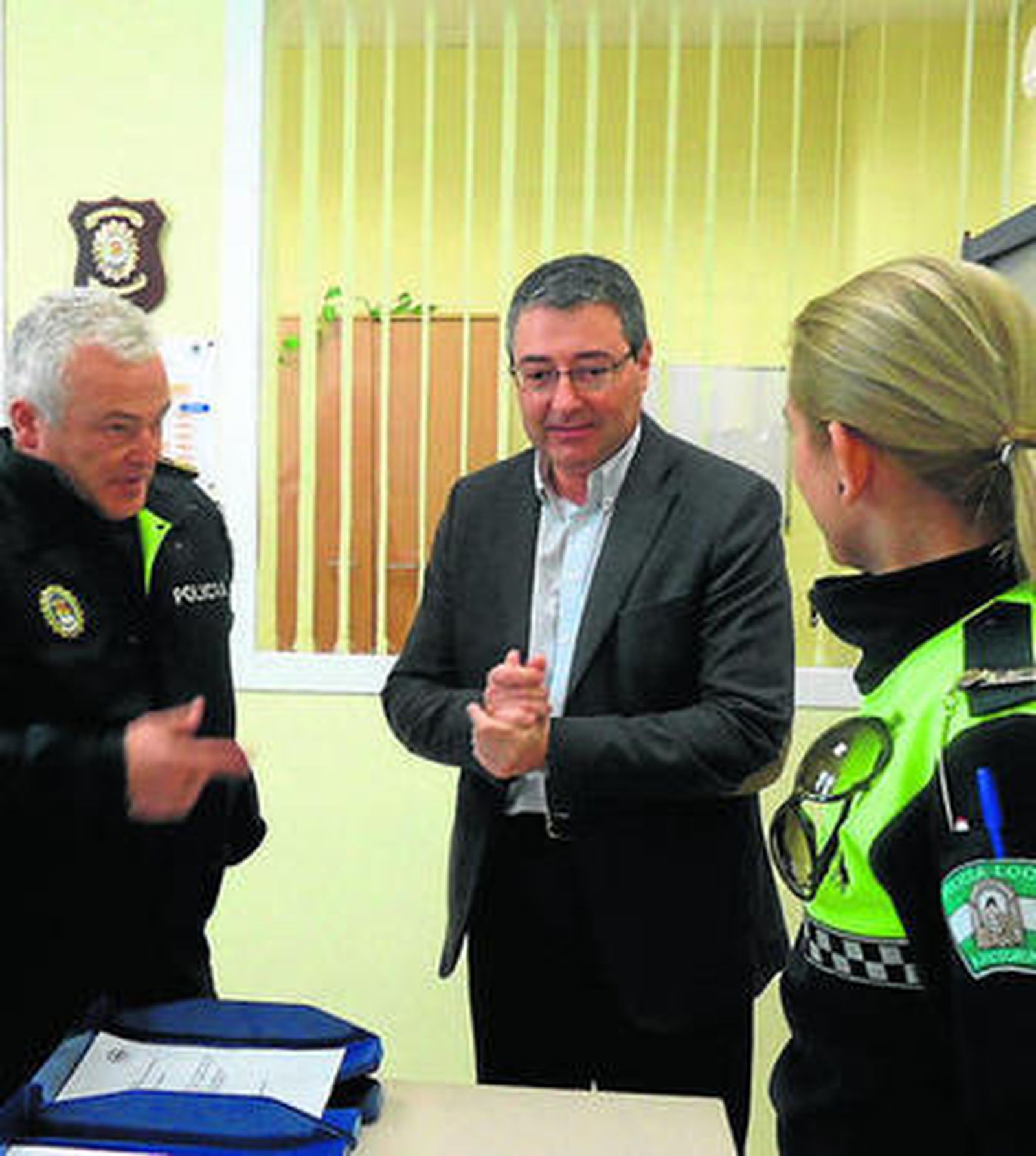 Francisco Salado visita las nuevas instalaciones policiales.
