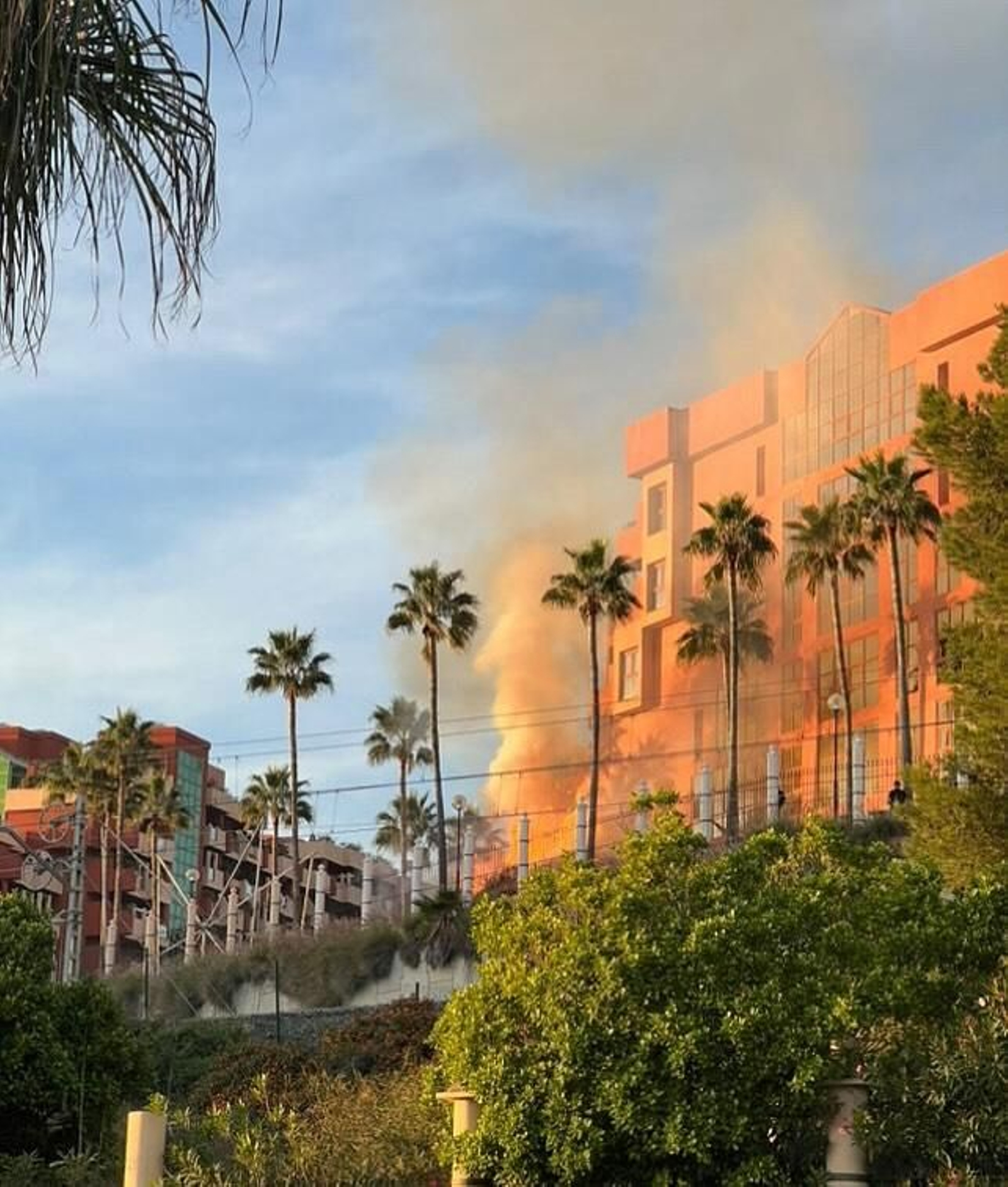 Incendio en un hotel de Benalmádena, este jueves. Incendio en un hotel de Benalmádena, este jueves.