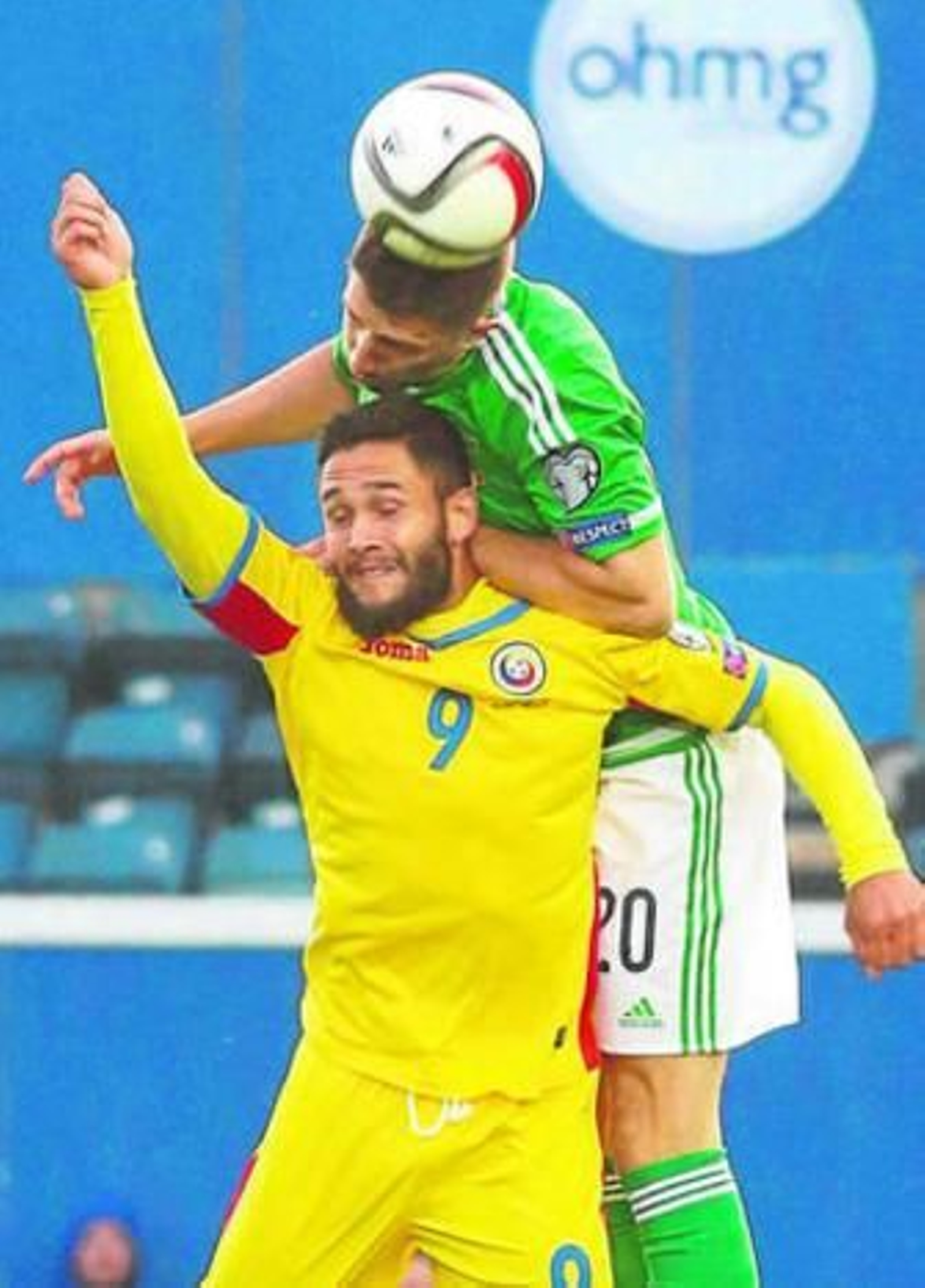 El norirlandés Cathcart gana un balón aéreo ante Florin Andone. El norirlandés Cathcart gana un balón aéreo ante Florin Andone.