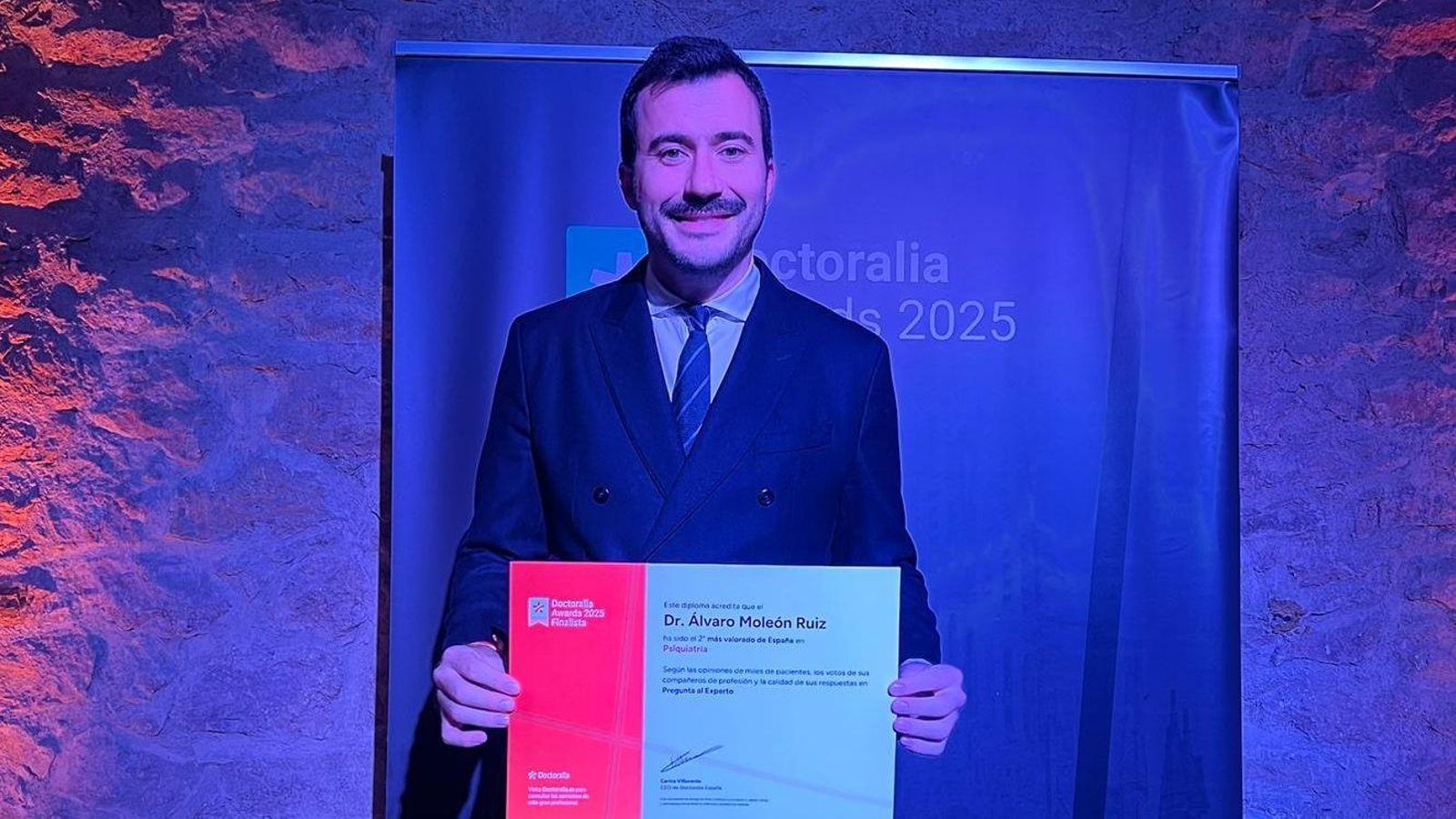 Álvaro Moelón con el premio de los 'Doctoralia Awards'.