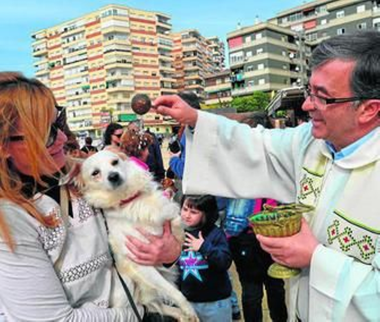El párroco José Albaladejo atendió a todas las mascotas.