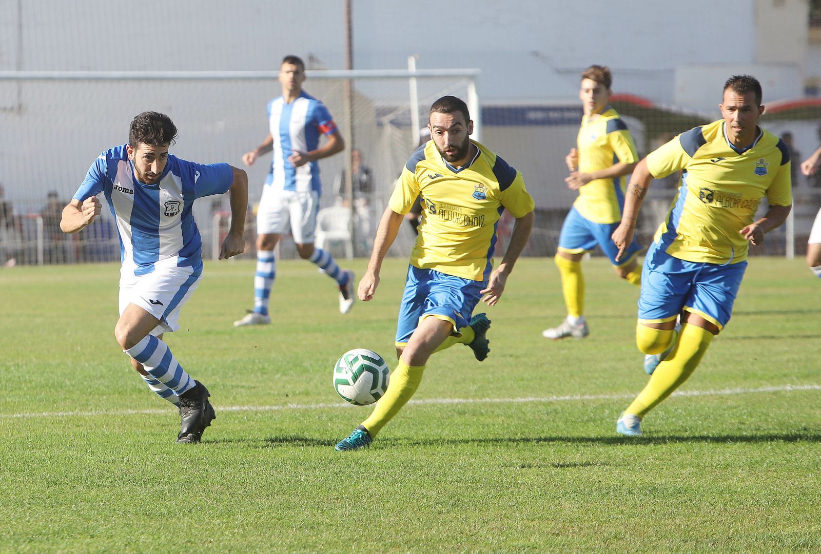 Güiza y Antoñito, pugnando por un balón en el derbi de la primera vuelta en La Juventud.