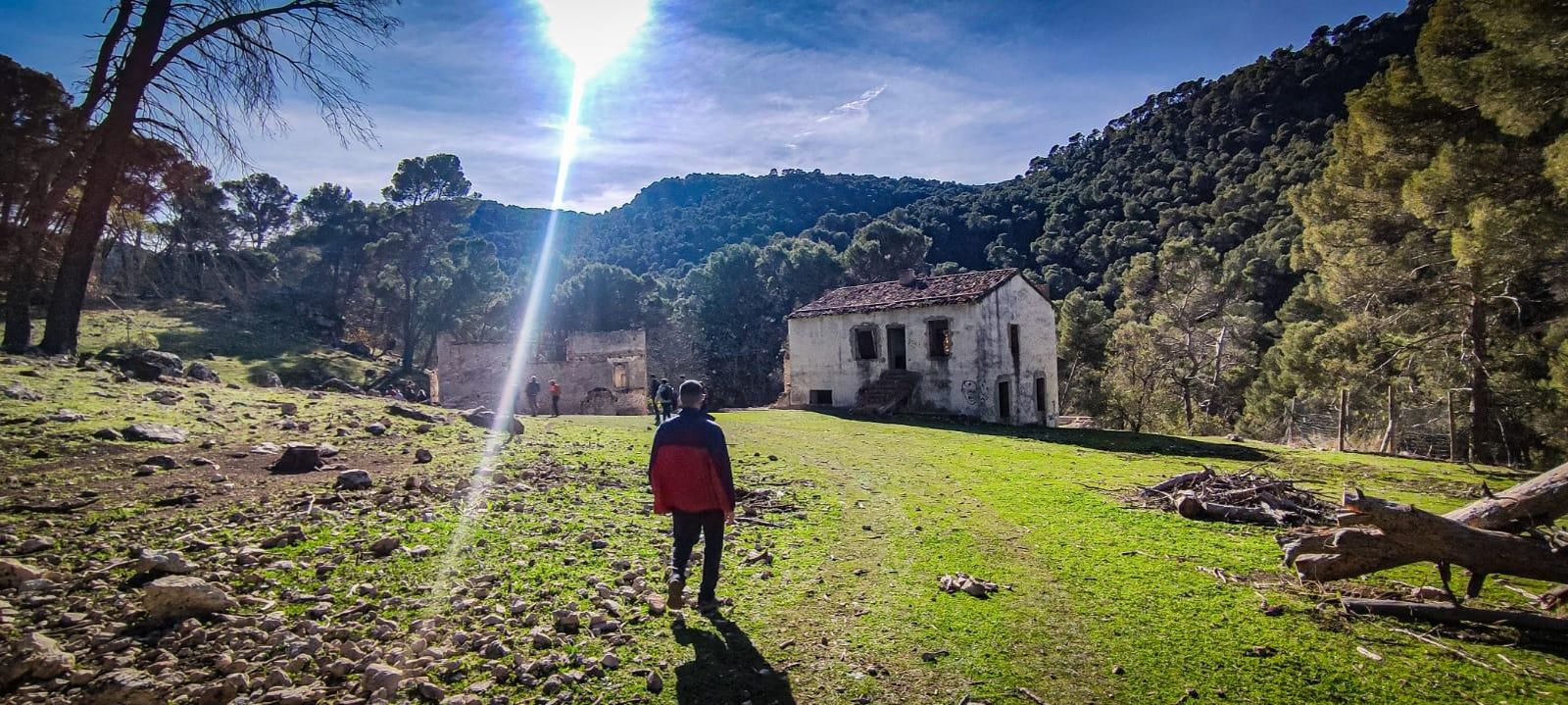 Ruta de senderismo con vistas a Sierra Nevada y la Sierra Sur: subida a la cumbre de Puerto Alto desde la Cañada de las Hazadillas
