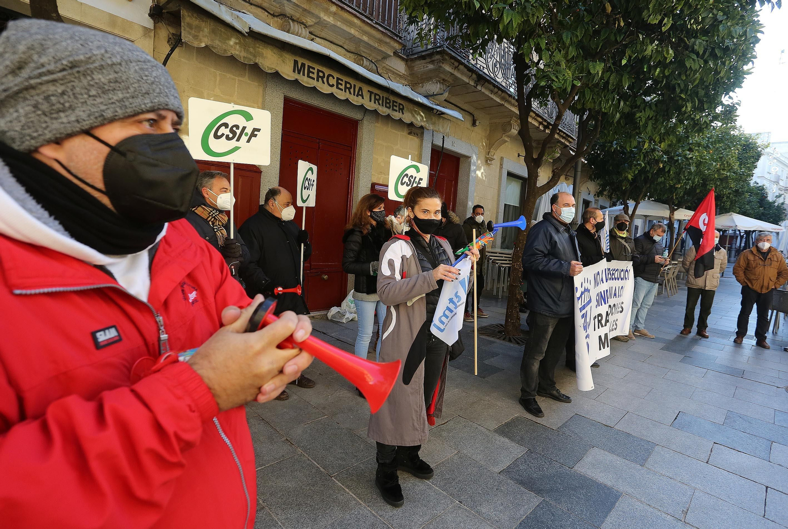 Una de las protestas organizadas por los sindicatos frente al Ayuntamiento.